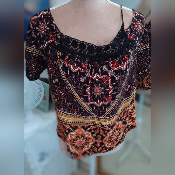 Meraki ~ Boho Black Tan Geometric Cold Shoulder Blouse with Crochet Neckline (L) - Picture 11 of 15